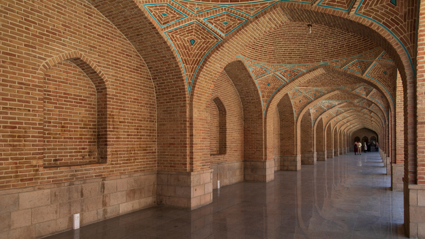 طاق ضربی یکی از شاهکارهای مهندسی و معماری سنتی ایران است که قرن&zwnj;ها در ساخت بناهای تاریخی، بازارها، حمام&zwnj;ها و خانه&zwnj;های ایرانی به&zwnj;کار گرفته شده است. این تکنیک، بدون نیاز به اسکلت فلزی یا سازه&zwnj;های پیچیده، استحکام بالا و زیبایی بی&zwnj;نظیری را به فضاهای معماری می&zwnj;بخشد.اما امروزه، با کاهش استادکاران ماهر و استفاده از روش&zwnj;های مدرن ساخت&zwnj;وساز، دانش اجرای اصولی طاق ضربی در حال فراموشی است. این کارگاه فرصتی استثنایی برای یادگیری این هنر از آخرین استادکاران زنده این حوزه است.