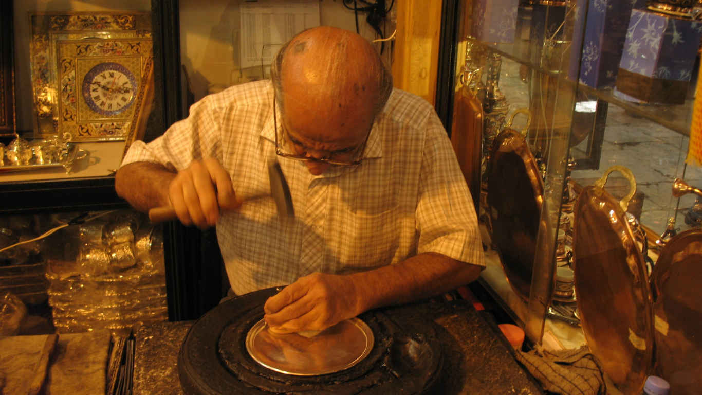 🔹 چرا عضویت در یک انجمن تخصصی اهمیت دارد؟در دنیای رقابتی امروز، مهارت فنی به&zwnj;تنهایی برای موفقیت کافی نیست. شبکه&zwnj;سازی، آموزش مستمر، و دسترسی به فرصت&zwnj;های جدید، از جمله عواملی هستند که استادکاران حرفه&zwnj;ای را از سایرین متمایز می&zwnj;کنند. انجمن&zwnj;های تخصصی مانند انجمن استادکاران بستری مناسب برای رشد فردی و حرفه&zwnj;ای ایجاد می&zwnj;کنند.