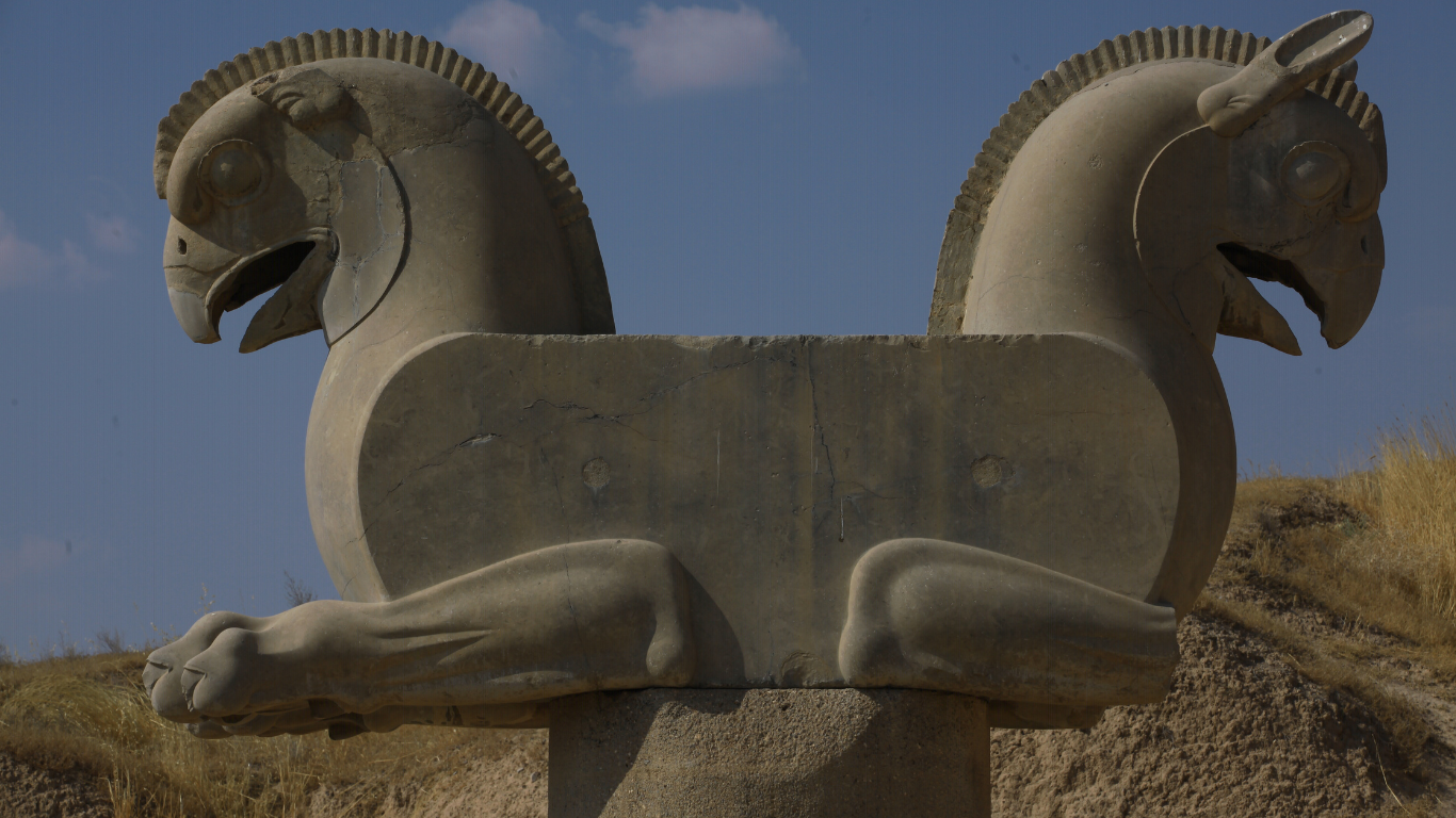 🔹 مقدمهسنگ&zwnj;تراشی یکی از کهن&zwnj;ترین هنرهای بشری است که از دوران باستان تاکنون جایگاه ویژه&zwnj;ای در معماری، مجسمه&zwnj;سازی و تزئینات داشته است. از آثار سنگی تمدن&zwnj;های کهن مانند ایران، مصر، یونان و بین&zwnj;النهرین گرفته تا هنر معاصر، سنگ&zwnj;تراشی همیشه به&zwnj;عنوان یکی از مظاهر ماندگار هنر و صنعت شناخته شده است.این هنر که از دل سنگ&zwnj;های سخت و مقاوم شکل می&zwnj;گیرد، نیازمند مهارت، تجربه و صبر بسیار زیاد است. استادکاران این حرفه، با ترکیبی از دانش فنی و ذوق هنری، آثار شگفت&zwnj;انگیزی خلق کرده&zwnj;اند که برخی از آن&zwnj;ها هزاران سال پابرجا مانده&zwnj;اند.