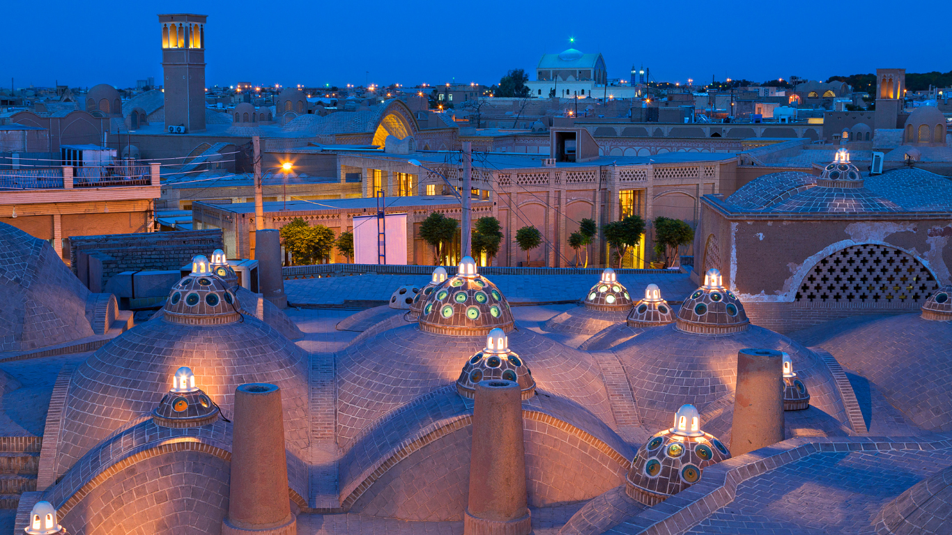 جمخانه&zwnj;ها یکی از اسرارآمیزترین و کمتر شناخته&zwnj;شده&zwnj;ترین بناهای معماری ایران باستان هستند. این مکان&zwnj;ها که ریشه در آیین&zwnj;های عرفانی، علمی و فلسفی ایران دارند، محلی برای نگهداری دانش&zwnj;های کهن، انجام آیین&zwnj;های ویژه و پیوند با طبیعت و کیهان بوده&zwnj;اند. ساختارهای منحصر&zwnj;به&zwnj;فرد، سیستم&zwnj;های آکوستیک خاص، و معماری هندسی جمخانه&zwnj;ها، نشان&zwnj;دهنده دانش پیشرفته استادکاران ایرانی در ترکیب علم، هنر و حکمت است.امروزه، دانش ساخت و فلسفه&zwnj;ی وجودی این بناها در حال فراموشی است و تنها تعداد اندکی از استادکاران از اصول واقعی معماری جمخانه باخبرند. این دوره فرصتی کم&zwnj;نظیر برای علاقه&zwnj;مندان به معماری سنتی، تاریخ، عرفان و علوم باستانی است تا با اسرار ساخت و فلسفه&zwnj;ی جمخانه&zwnj;ها آشنا شوند و این دانش ارزشمند را احیا کنند.